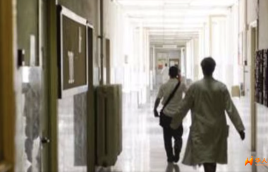 🤨费拉拉83岁老人死亡疑云，护士被控故意杀人遭羁押调查