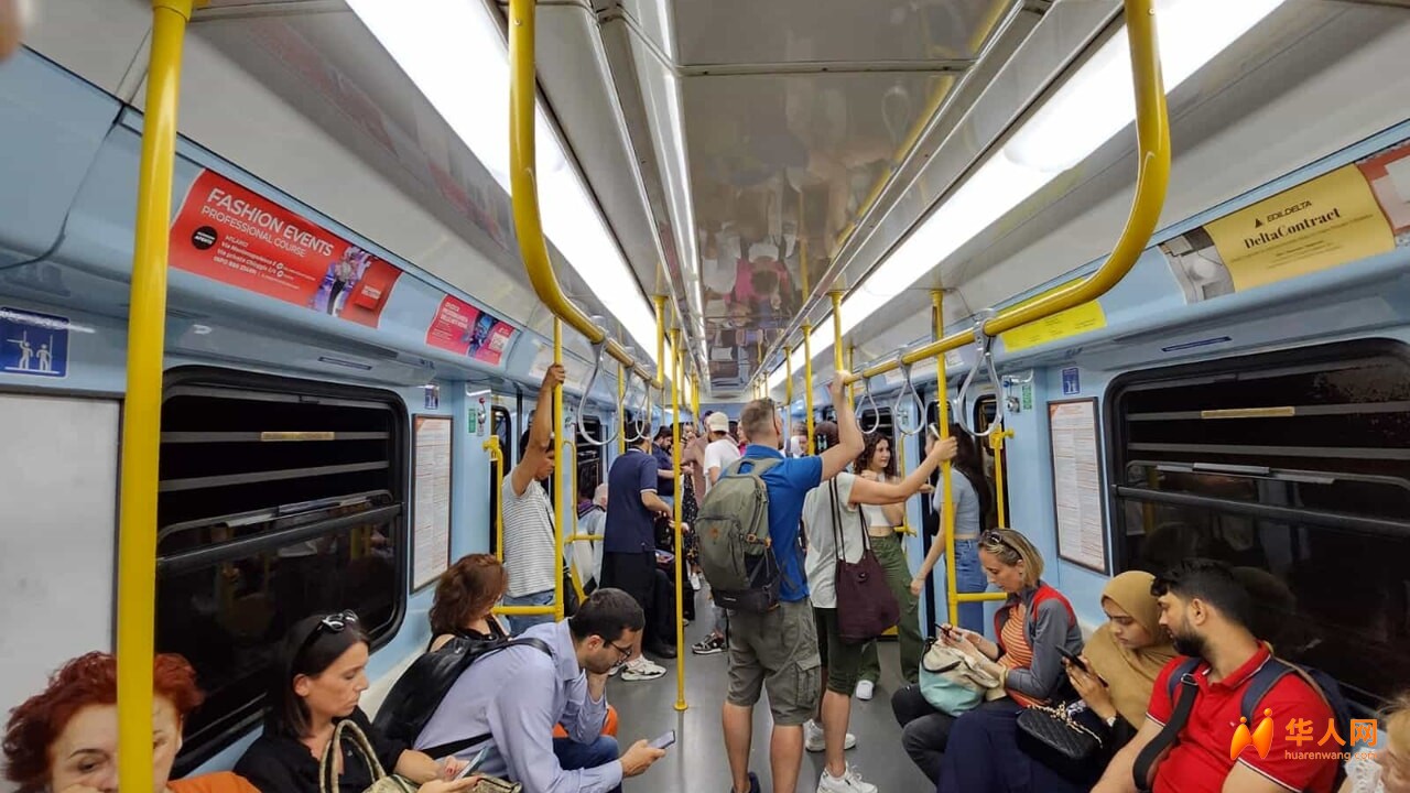 Linea gialla metro interno estate caldo primavera giorno (foto Rovellini).jpeg
