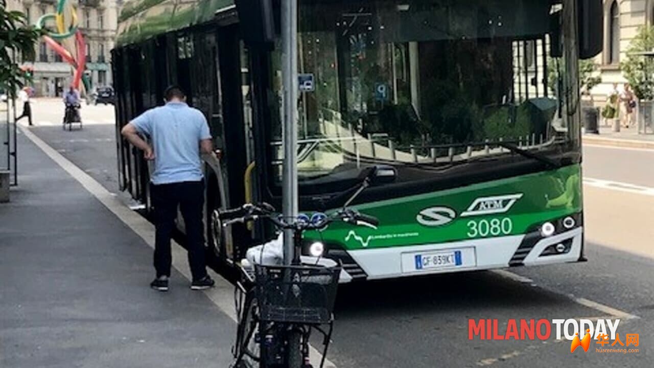 Bus 58 perennemente accesi sotto l'ufficio.jpg